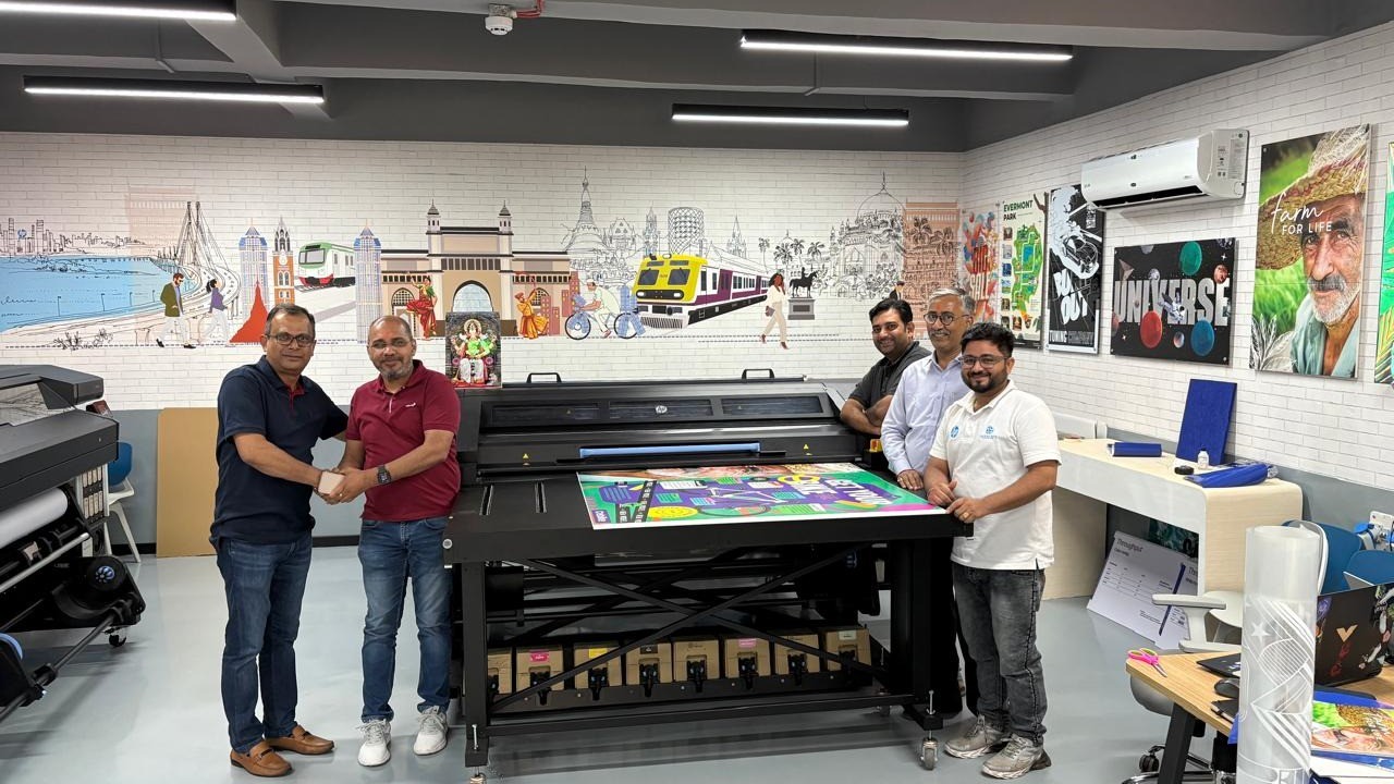 Team Insight with Mr. Sanjay Kumar after sealing the deal for the HP Latex R530 at the Mumbai Democenter